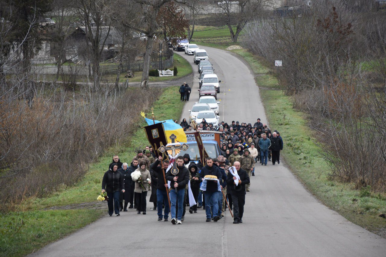Громада на Рівненщині з весільним короваєм прощалася з полеглим воїном
