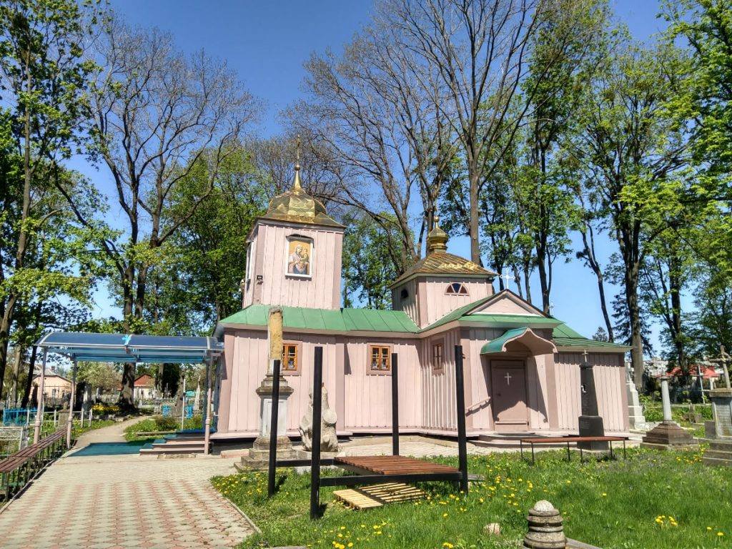 Церква Святого Стефана дещо модернізована. Довкола найстаріші поховання