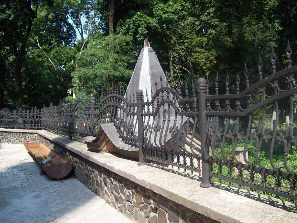 Паркан соборного подвіря проліг через капличку