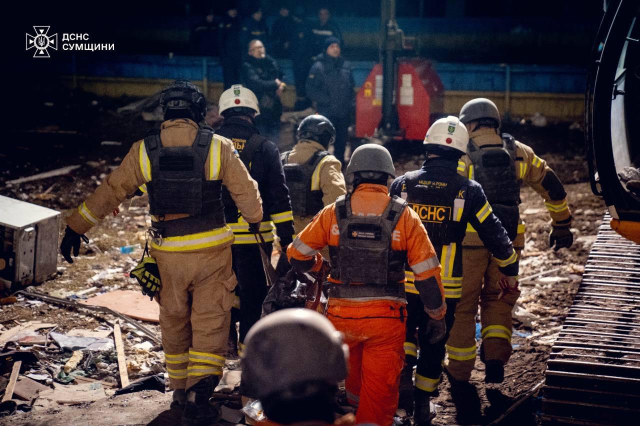 Майже 19 годин рятувальники розбирали завали у Сумах, дістаючи з-під руїн тіла