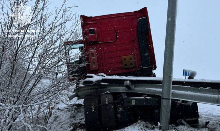 Молодий водій фури зніс ліхтар на Рівненщині