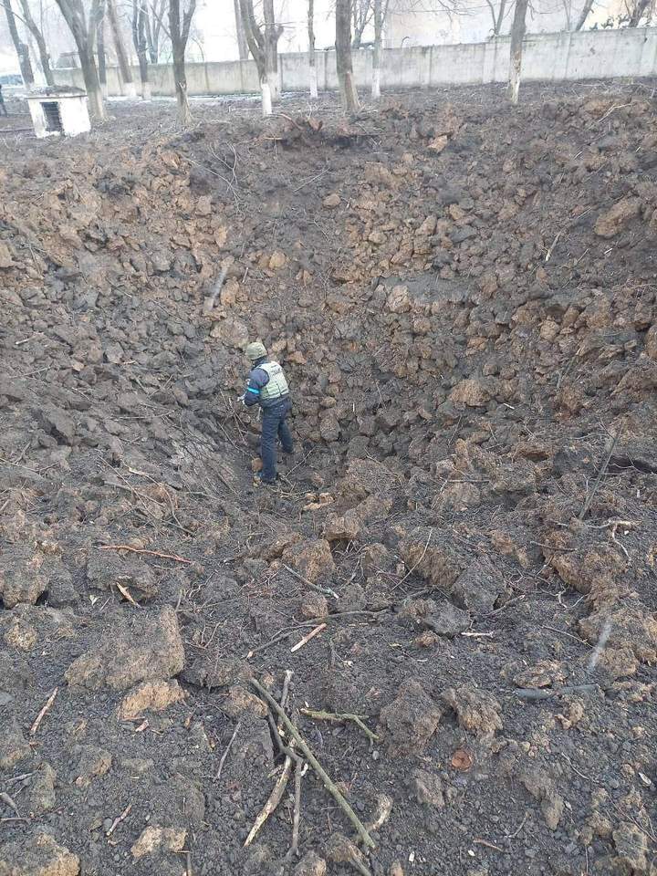 Місце падіння однієї з авіабомб, які російські війська скинули на дитячу лікарню у Маріуполі 