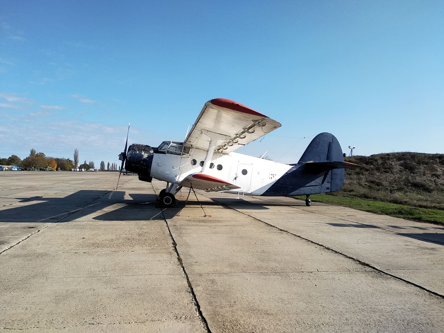 Літак Ан-2 на рівненському летовищі — ще з початку 2000-х