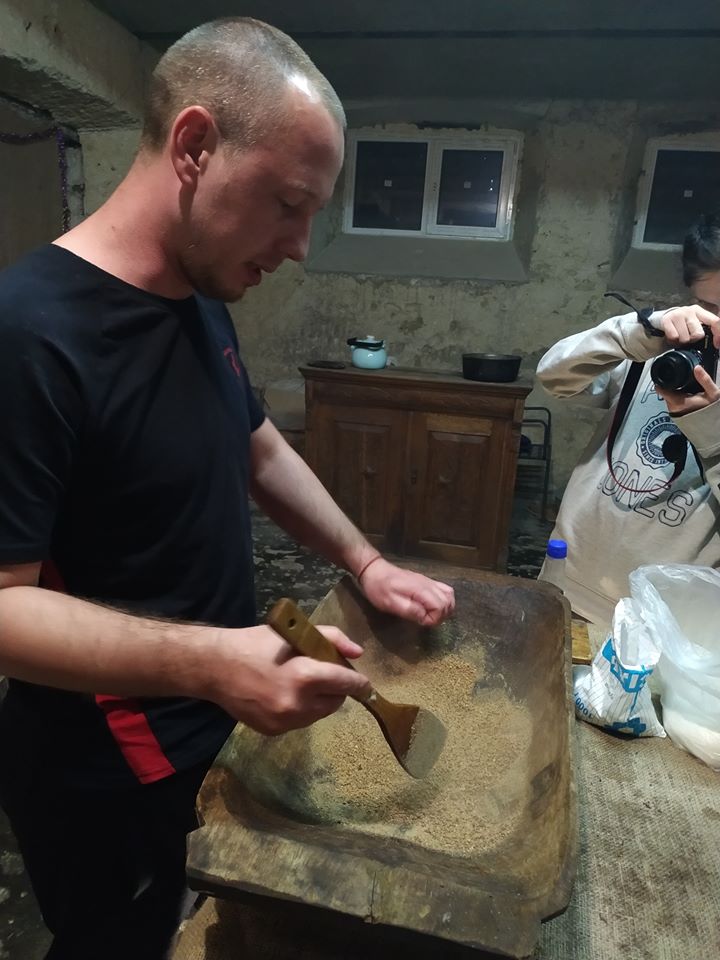 Шеф-кухар випробовує старовинні ночви для замішування тіста для «жолудєвого» хліба
