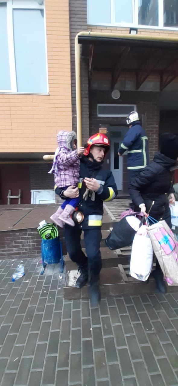 Рятувальники евакуювали з будинку 14 осіб, в тому числі чотирьох дітей