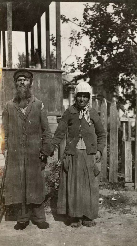 Убога єврейська сім’я. Рівне, 1920 рік. Автор Макс Колтон