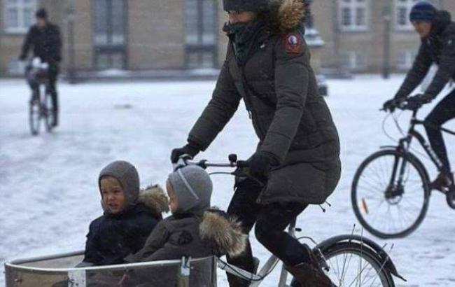 Принцеса Данії везе дітей в садок на велосипеді