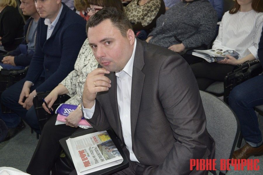 Начальник охорони здоров'я Віктор Іськів читає 