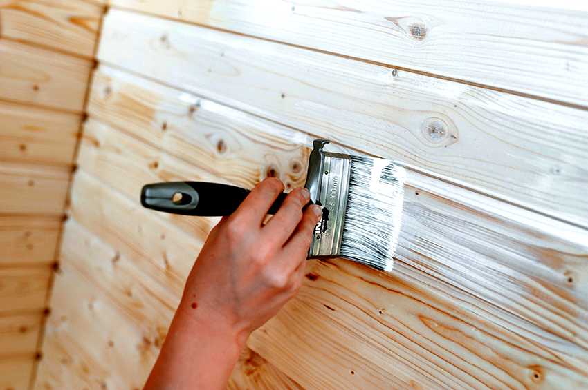 Нанесення рідких шпалер на дерев'яну стіну
