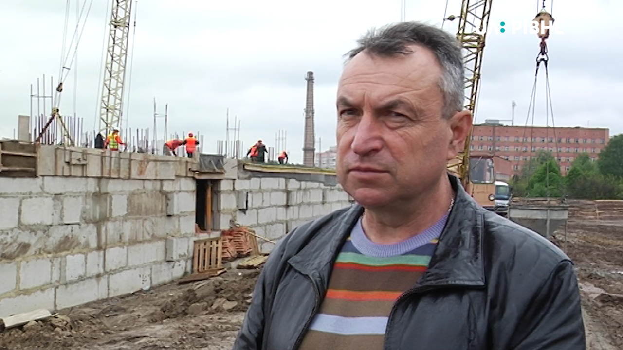 Юрій Корнійчук, директор «Янкора», на будівництві спорткомплексу на Макарова. Фото – UA:Рівне