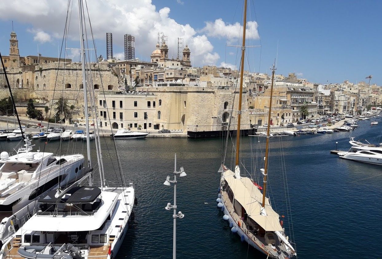 На Мальті багато морських бухт, в яких стоять кораблі, крейсери, яхти