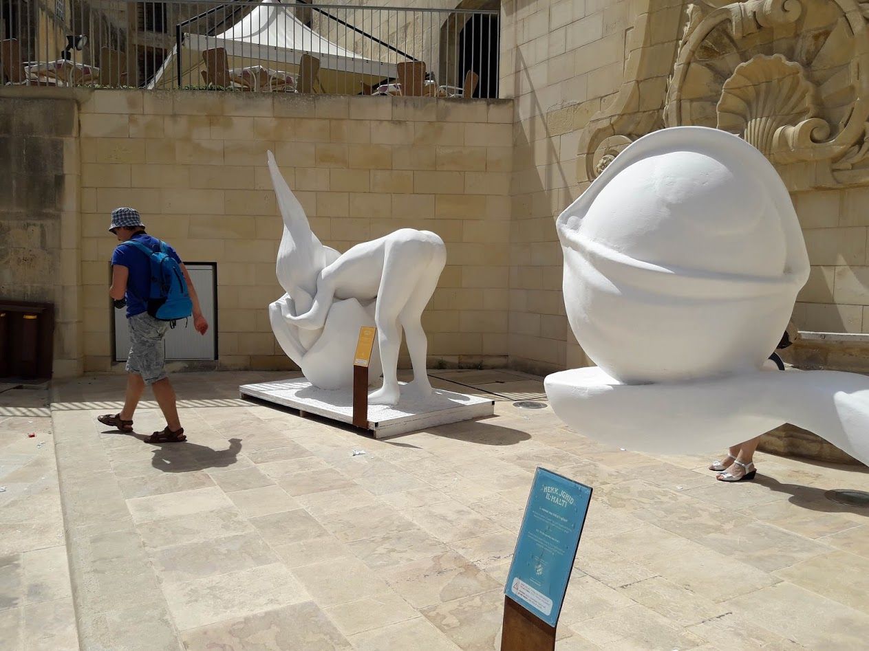 Такі білосніжні вуличні скульптури — по всій Валлетті, і вони візуалізують популярні мальтійські приказки