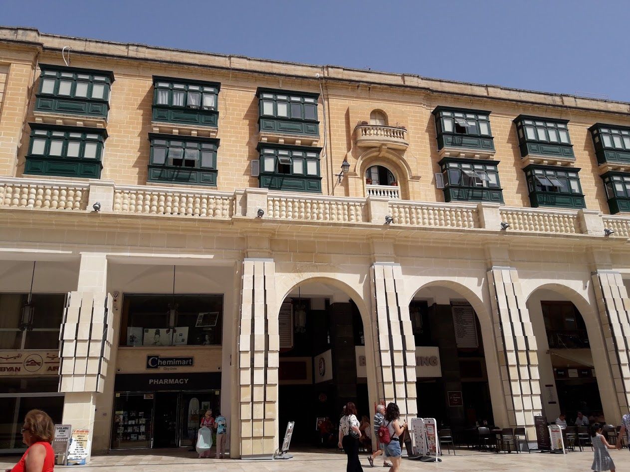 У Валлетті на центральній вулиці Республіки стоять поруч два зовні схожих будинки з притаманними саме Мальті балкончиками-галереями. Але один з них — муніципальний, в ньому квартири для незаможних. А сусідній — приватна власність однієї сім'ї