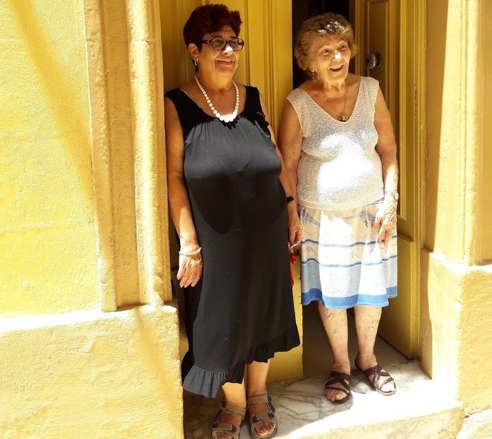 У містах часто можна побачити гарно вбраних і доглянутих жінок старшого віку, які, ховаючись від спеки в затінку будинку, виходять, щоб поспілкуватись та поспостерігати за туристами
