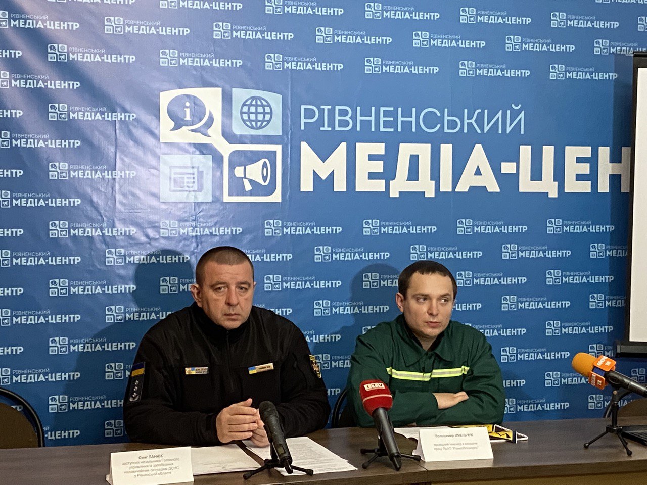 Зліва - Олег Панюк
