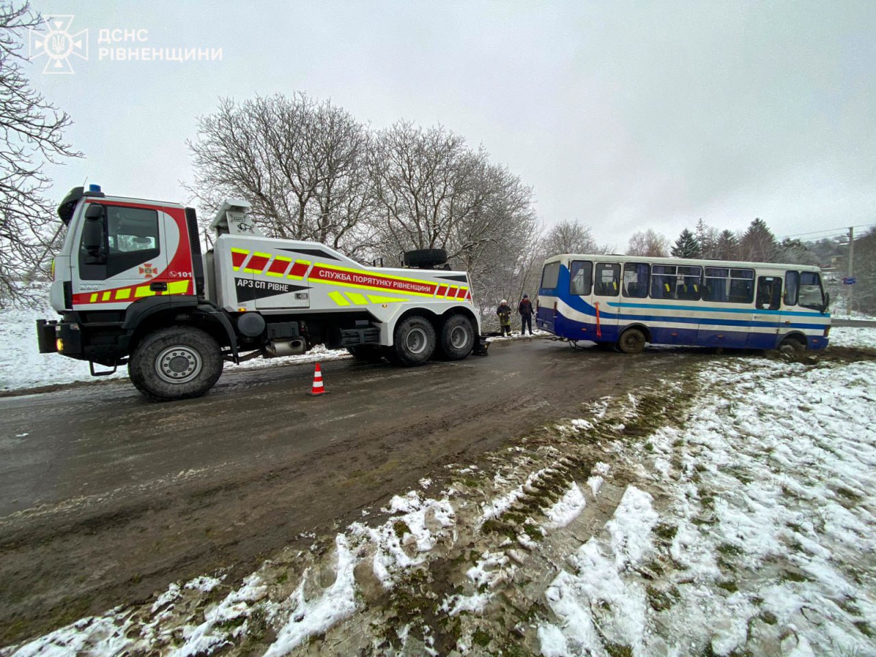 На Рівненщині автобус з пасажирами застряг у багнюці