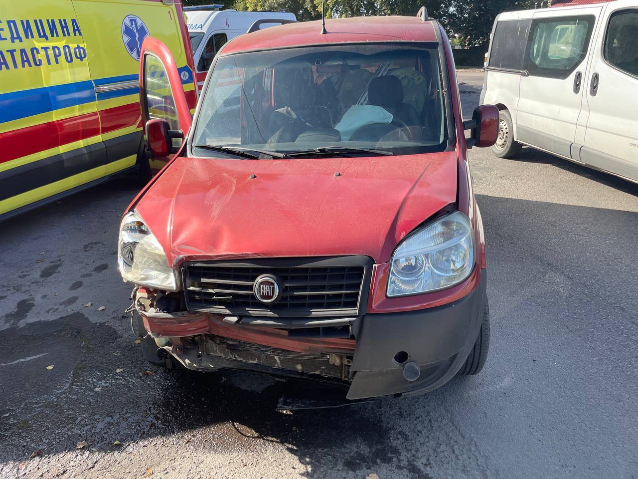 У Рівному зіткнулись два авто: медична допомога знадобилась водію та двом пасажирам