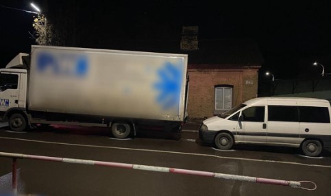 У Рівному вантажівка протаранила шлагбаум залізничного переїзду та ще одне авто