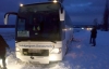 Автобус із пасажирами оперативно звільнили зі снігового замету
