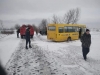 Автобус зі школярами забуксував у сніговому заметі (відео)