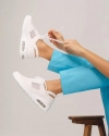 Чим медичні кросівки відрізняються від звичайних? «Білий Халат» допомагає розібратися