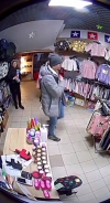 Чоловіки викрали у Рівному з дитячого магазину іграшку