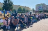 Десятки людей стояли на колінах: Костопіль попрощався зі старшим розвідником (ФОТО)