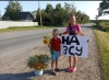 Дівчинка з Дубенщини рвала у полі квіти та продавала на потреби ЗСУ