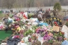 Громаді на Рівненщині заборонили приносити штучні квіти на кладовища