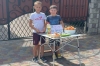 Хлопчики із Здовбиці продають фрукти та солодощі, а гроші віддають на ЗСУ (ВІДЕО)