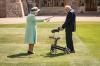 Королева Єлизавета посвятила в лицарі 100-річного ветерана на знак подяки за допомогу медикам