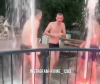 Купання хлопців у рівненському фонтані закінчилося розмовою з поліцейськими (ВІДЕО) 