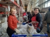 Майже двісті волонтерів працюють на Рівненщині у дві зміни, складаючи проднабори для Чернігівщини