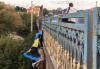 Молодик заради веселощів переліз через огорожу мосту в центрі Рівного (ВІДЕО)