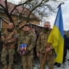  На Дубровиччині прощалися з померлим солдатом, стоячи на колінах (ФОТО)