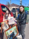На Поліссі юна художниця з Харківщини продає картини, щоб допомогти ЗСУ