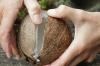 На Рівненщині чоловік отримав ножове поранення, намагаючись розколоти кокос