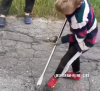 На Рівненщині діти допомагають з ремонтом дороги (ВІДЕО)