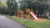 У парку Рівного оновлюють дитячий майданчик, встановлений ще у минулому столітті