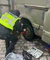 Патрульні міняли колеса водіям, які пробили їх на Рівненщині 