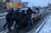 Патрульні поліцейські допомогли рівнянці виштовхати авто