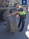 Поліцейські області виручили водія вантажівки, який пошкодив колесо