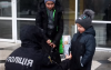 Поліцейські дарували дітям у Рівному спеціальні рукавички (ВІДЕО)