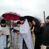 Попри дощ на Рівненщині зібралися люди біля будівництва храму