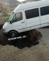 Припаркований бус у Млинові мало не провалився під землю