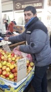 Продавець рівненського базару розбив телефон жінці за прохання дати свіжих яблук