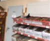 Рівнянин зняв на відео, як голуб їсть печиво з відкритої коробки в супермаркеті