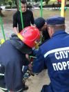 Рятувальники звільнили ногу хлопчика з гойдалки