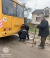 Шкільний автобус з'їхав в кювет і на допомогу примчали патрульні