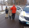 У Городку впала пенсіонерка: односельці покликали на допомогу офіцера 